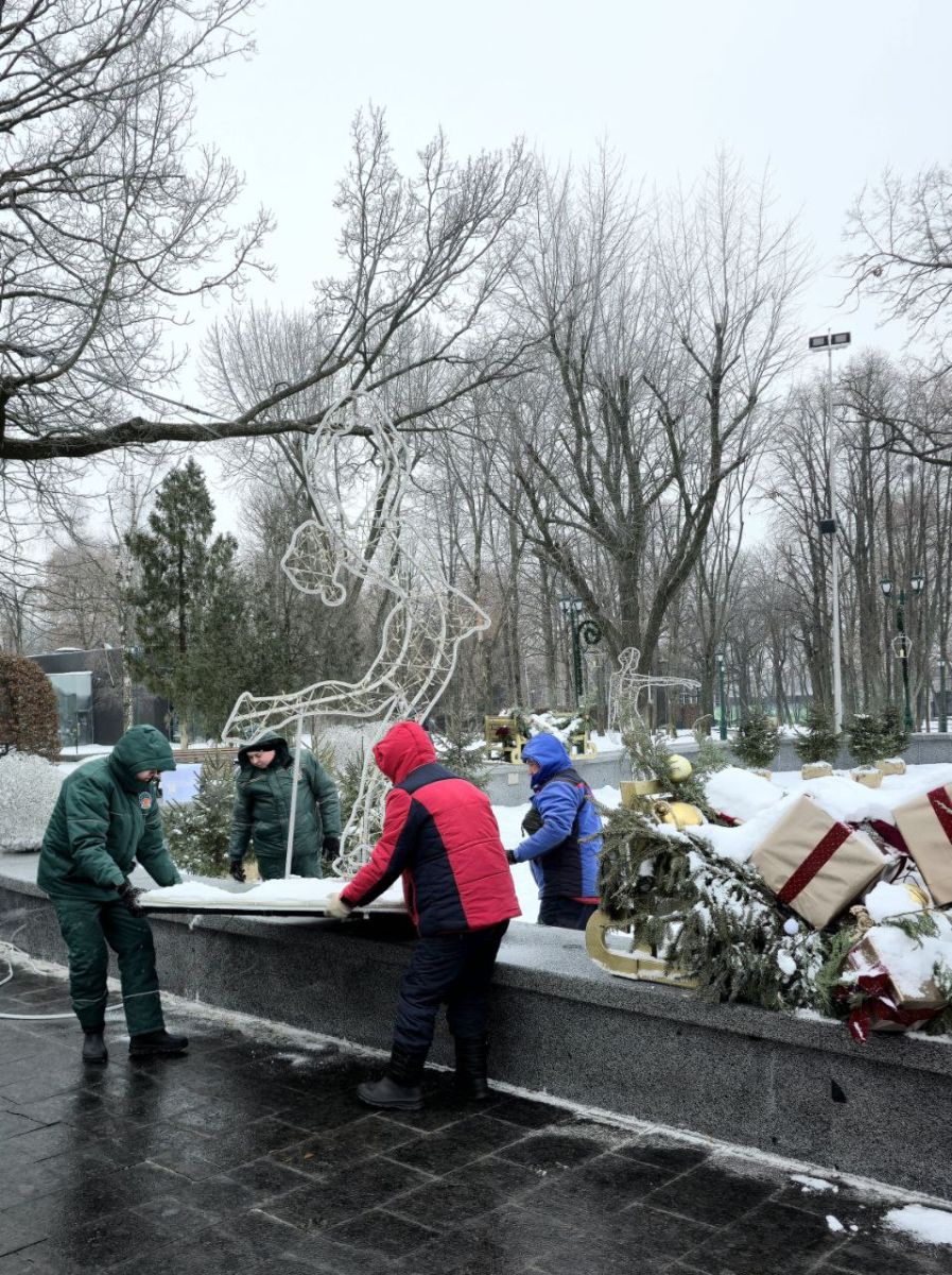 Святкові декорації почали прибирати в саду Шевченка (фото)